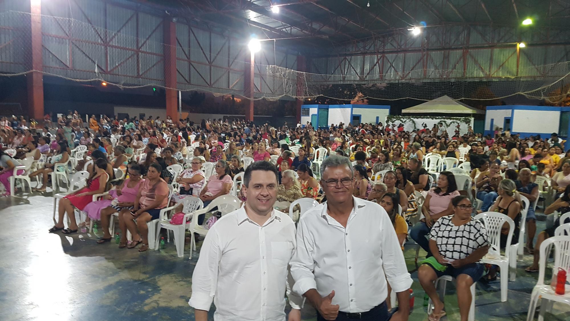 Prefeitura de Ananás celebra o Dia das Mães com show de prêmios   
