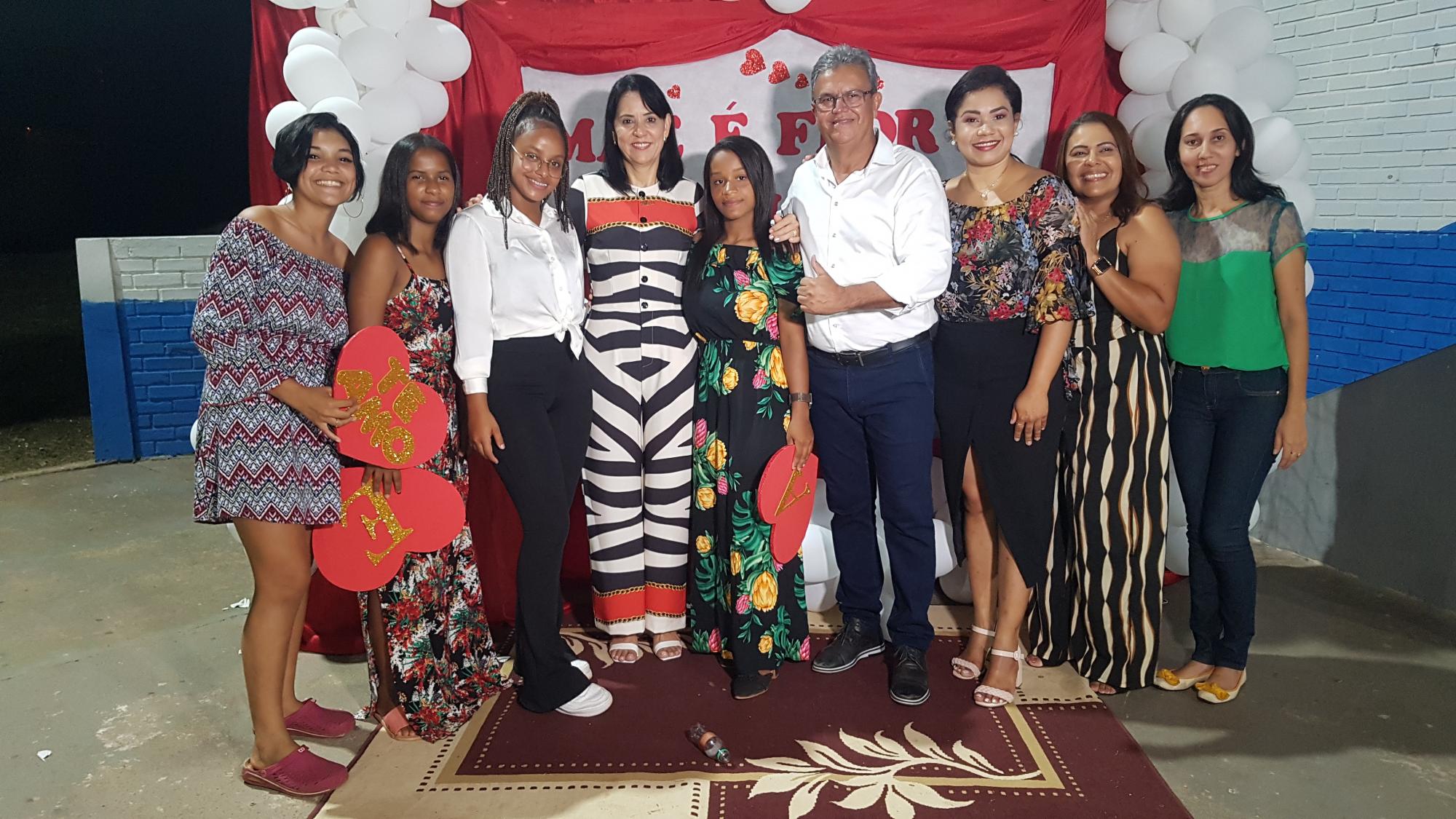 Prefeitura de Ananás celebra o Dia das Mães com show de prêmios   
