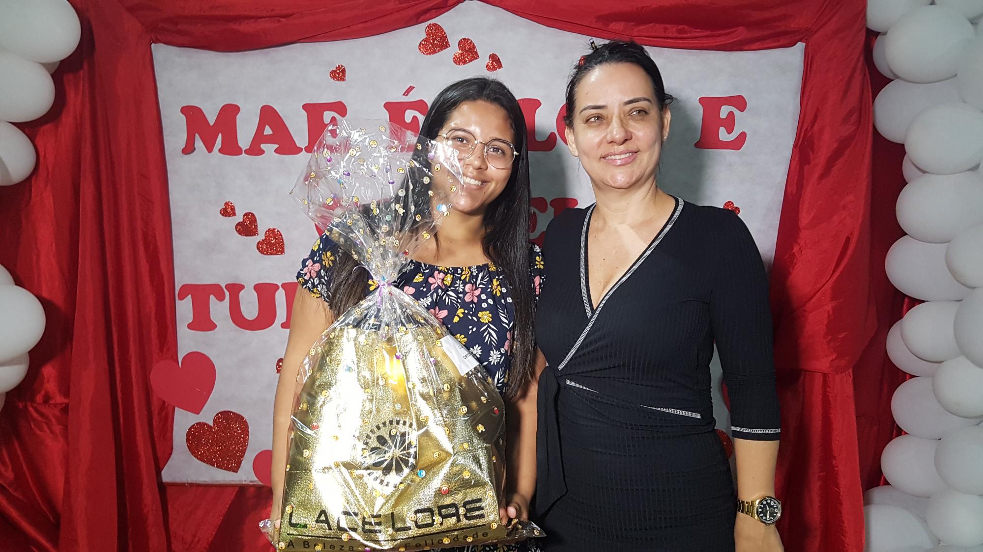 Prefeitura de Ananás celebra o Dia das Mães com show de prêmios   
