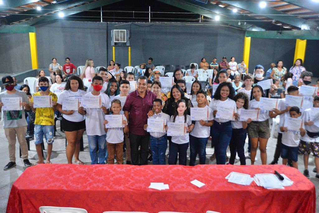 Em Araguaína, alunos recebem certificado de curso realizado com apoio da deputada Valderez