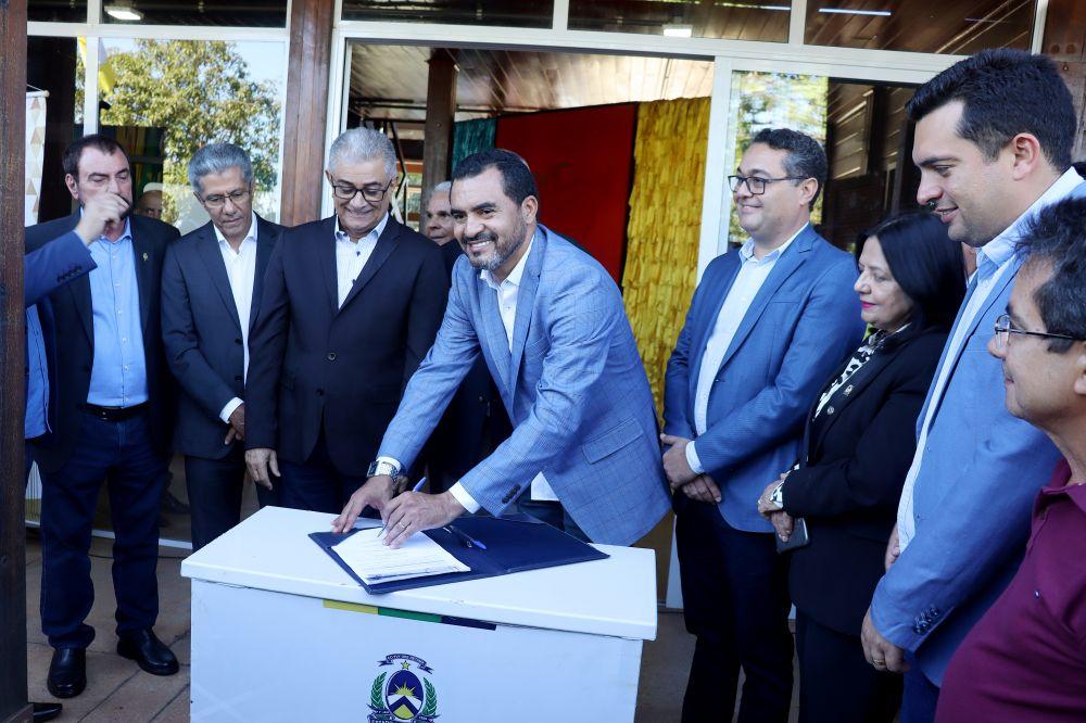 Deputada Valderez prestigia assinatura da ordem de serviço para reforma e ampliação do Museu Palacinho