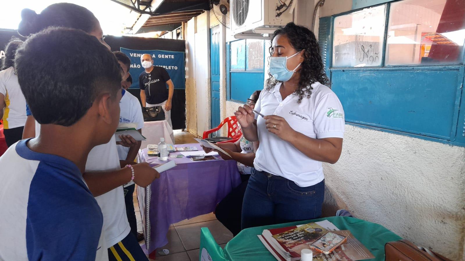 ANANÁS: Acadêmicos da Fabic participam de ação Programa Saúde na Escola