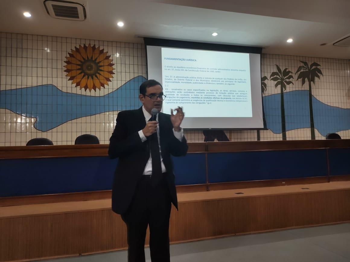 Prefeitura de Ananás envia servidores para participar de capacitação sobre como reequilibrar contratos públicos em Palmas