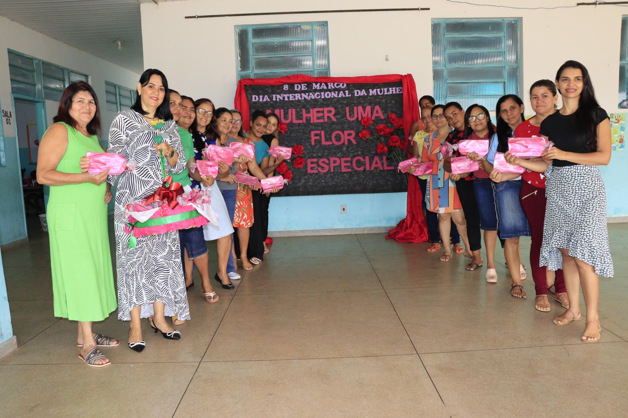 Primeira-dama Glória Nepomoceno celebra com homenagens às servidoras Dia da Mulher em Ananás