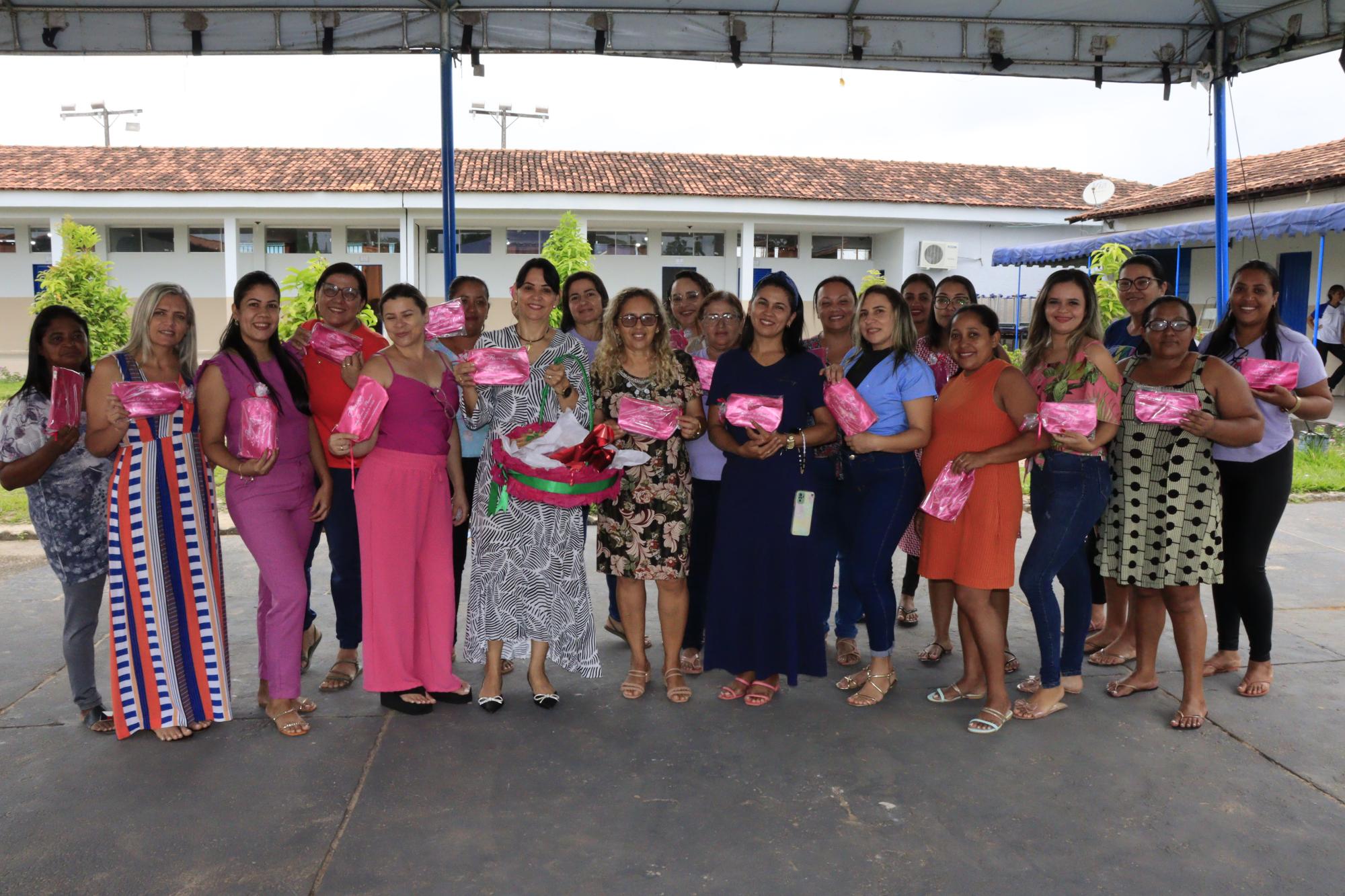 Primeira-dama Glória Nepomoceno celebra com homenagens às servidoras Dia da Mulher em Ananás