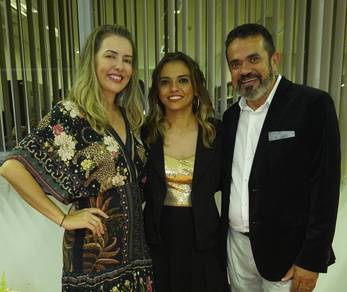 Lançamento de livro da escritora Fernanda de Alcântara reúne amantes da literatura em Araguaína