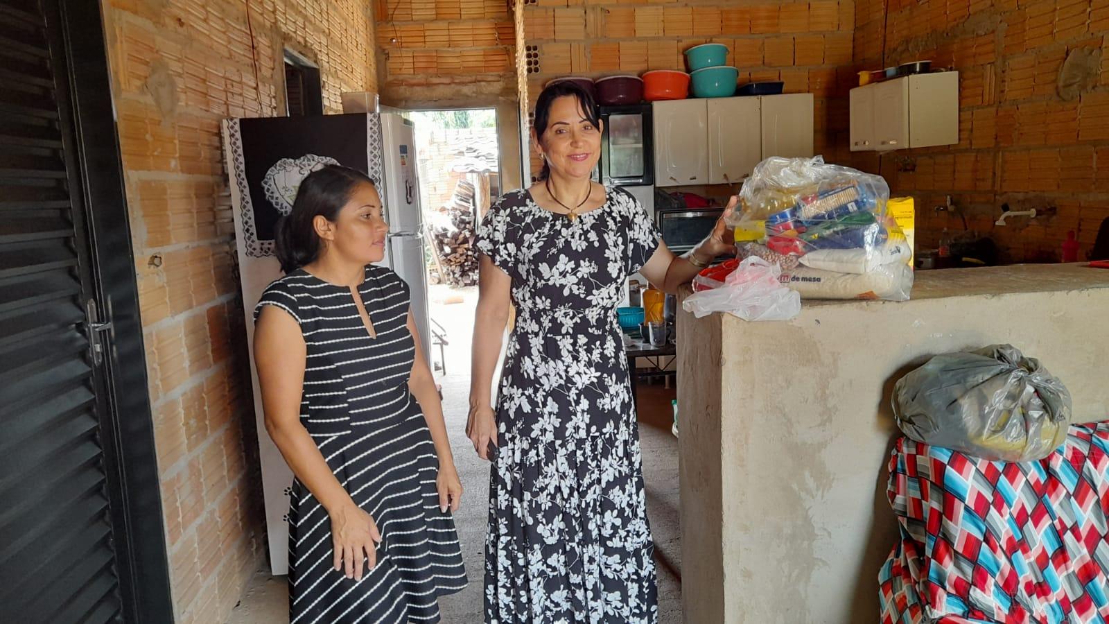 Primeira Dama de Ananás realiza visitas a famílias do município e distribui solidariedade Primeira Dama de Ananás realiza visitas a famílias do município e distribui solidariedade