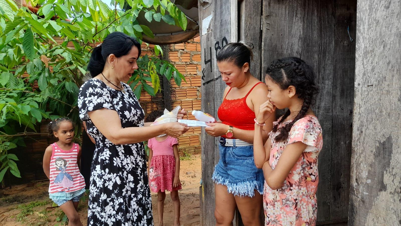 Primeira Dama de Ananás realiza visitas a famílias do município e distribui solidariedade Primeira Dama de Ananás realiza visitas a famílias do município e distribui solidariedade