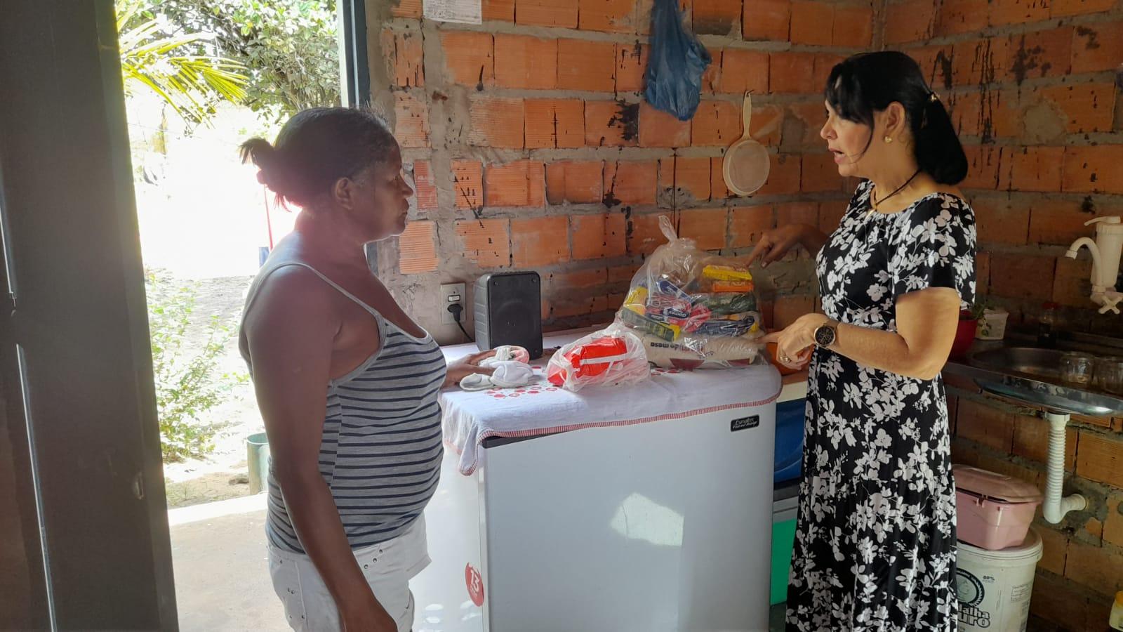 Primeira Dama de Ananás realiza visitas a famílias do município e distribui solidariedade Primeira Dama de Ananás realiza visitas a famílias do município e distribui solidariedade