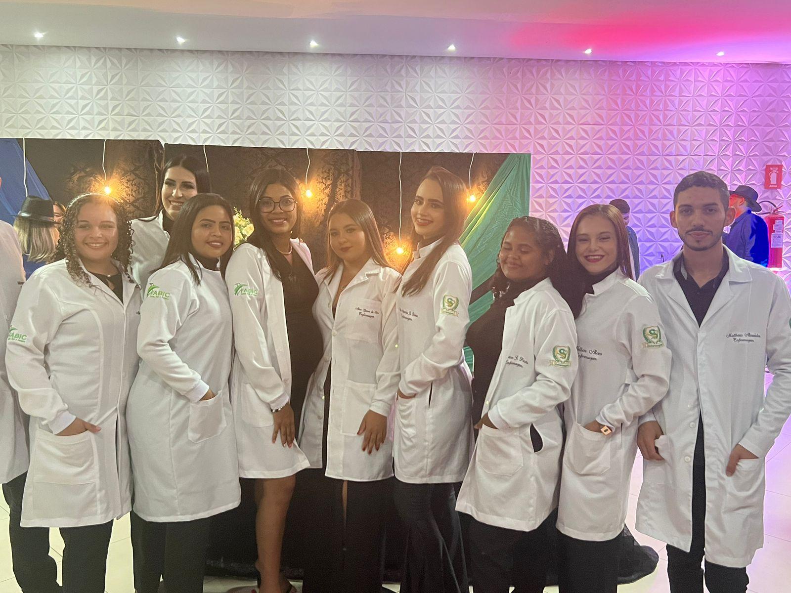 EDUCAÇÃO: Fabic realiza Cerimônia do Jaleco e do Chapéu dos cursos de enfermagem e agronegócio 	