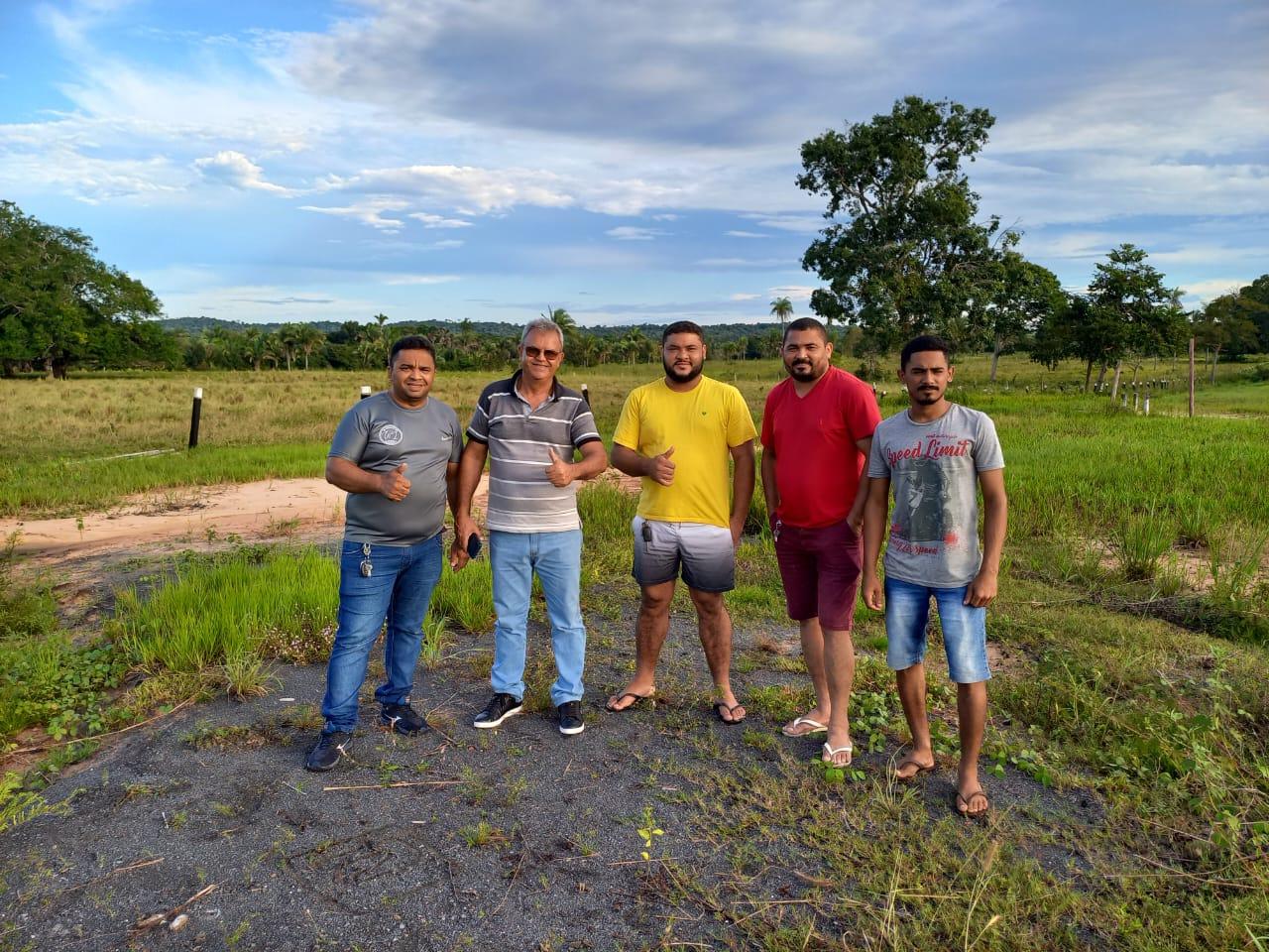 Prefeito de Ananás Valdemar Nepomoceno se reúne com esportistas, entrega material esportivo e destina terreno para realização de motocross