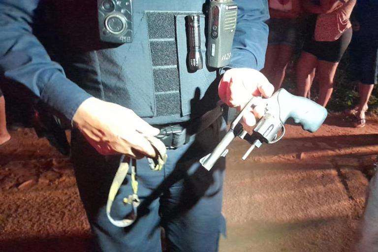 URGENTE: Motociclista é atropelado após tentar matar motorista de Fiat Strada a tiros na zona leste