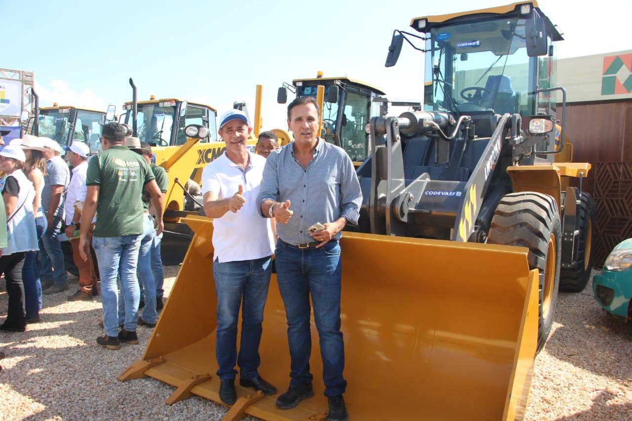 Com apoio do Deputado Gaguim Codevasf entrega equipamentos a vários municípios na Agrotins 2023