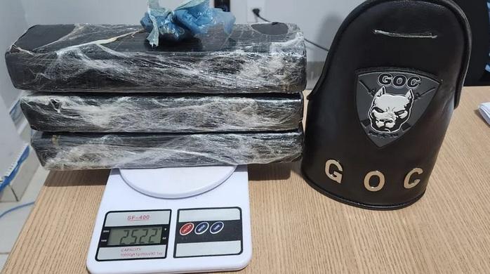 Mulher é presa após cadela da PM farejar 2,5 kg de maconha escondidos dentro de mala