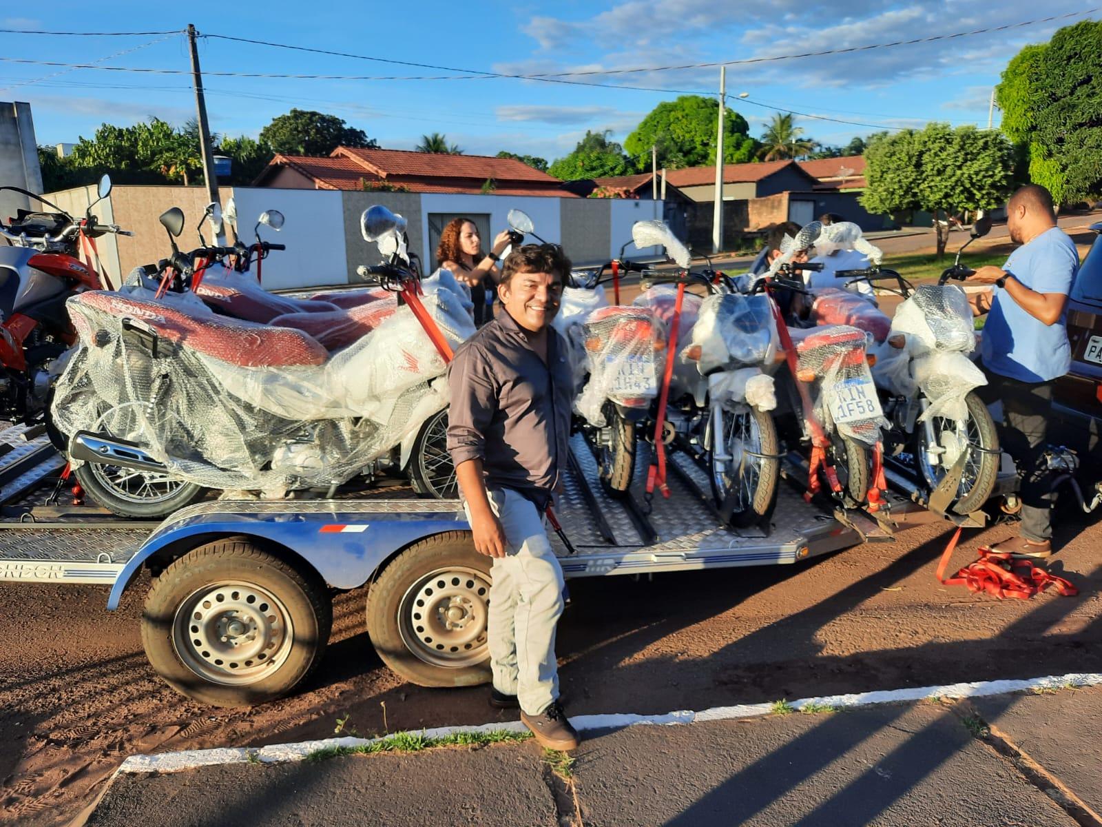 Agentes de Saúde recebem motocicletas, oriundas de emenda parlamentar do Deputado Júnior Geo, para atender às demandas da comunidade de Colmeia