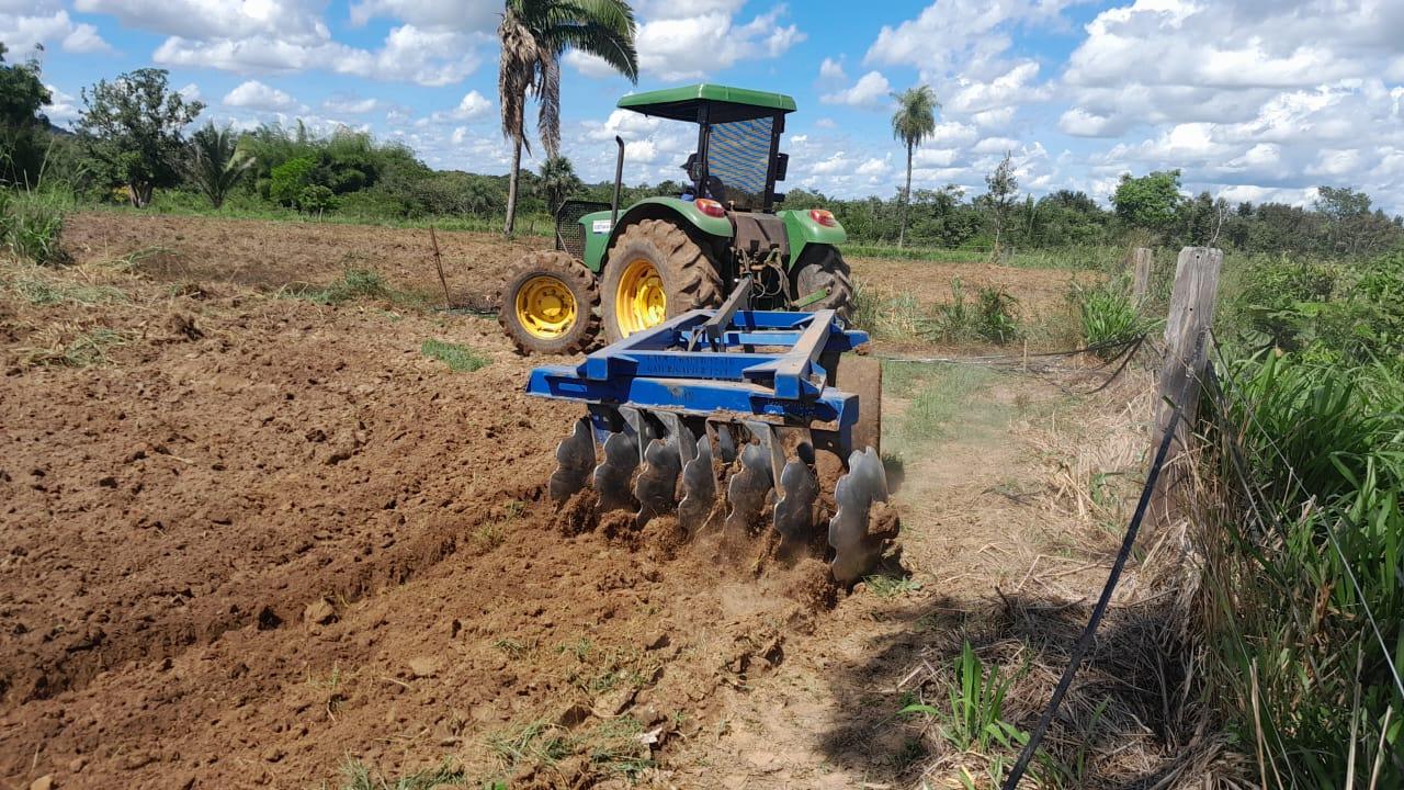 Pequenos produtores rurais são beneficiados com serviços de gradeio de terrenos em Ananás