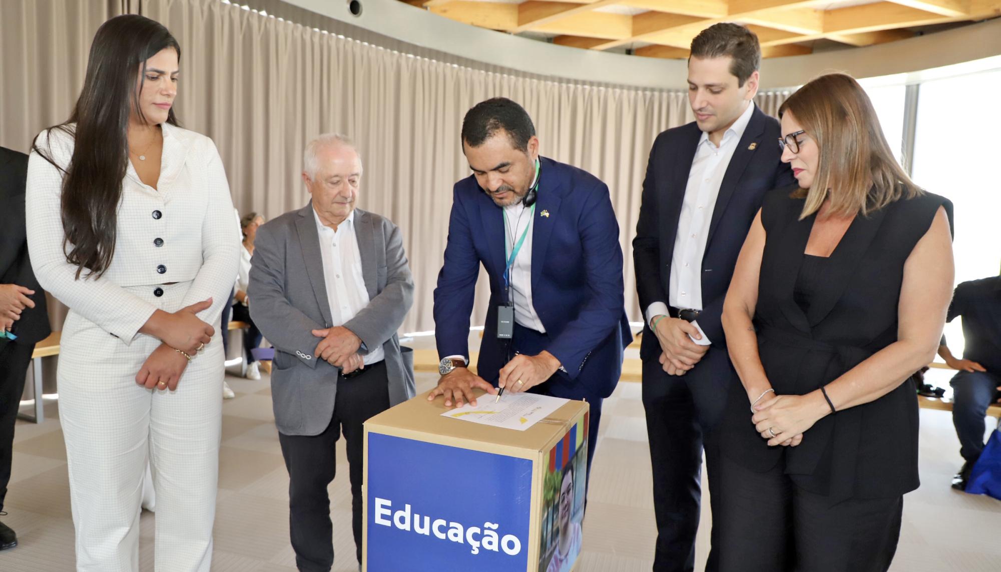 Governador Wanderlei Barbosa firma acordo para intercâmbio de jovens trabalhadores em Barcelona