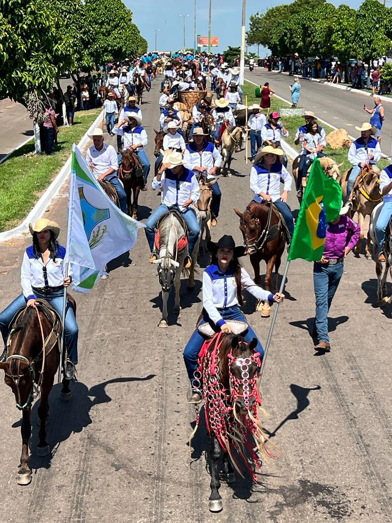 Deputado Carlos Gaguim participa da Cavalgada de Pequizeiro 