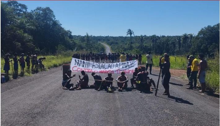 Trecho da TO-210, entre Nazaré e Tocantinópolis, é interditado por indígenas da etnia Apinajé para protestar contra projeto do marco temporal