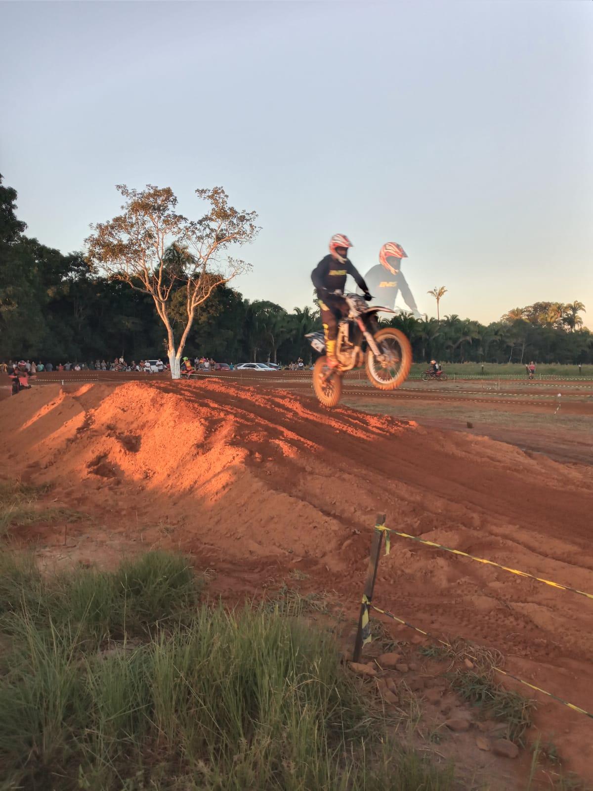 Prefeito Valdemar Nepomoceno entrega pista de motocross para ciclistas em Ananás