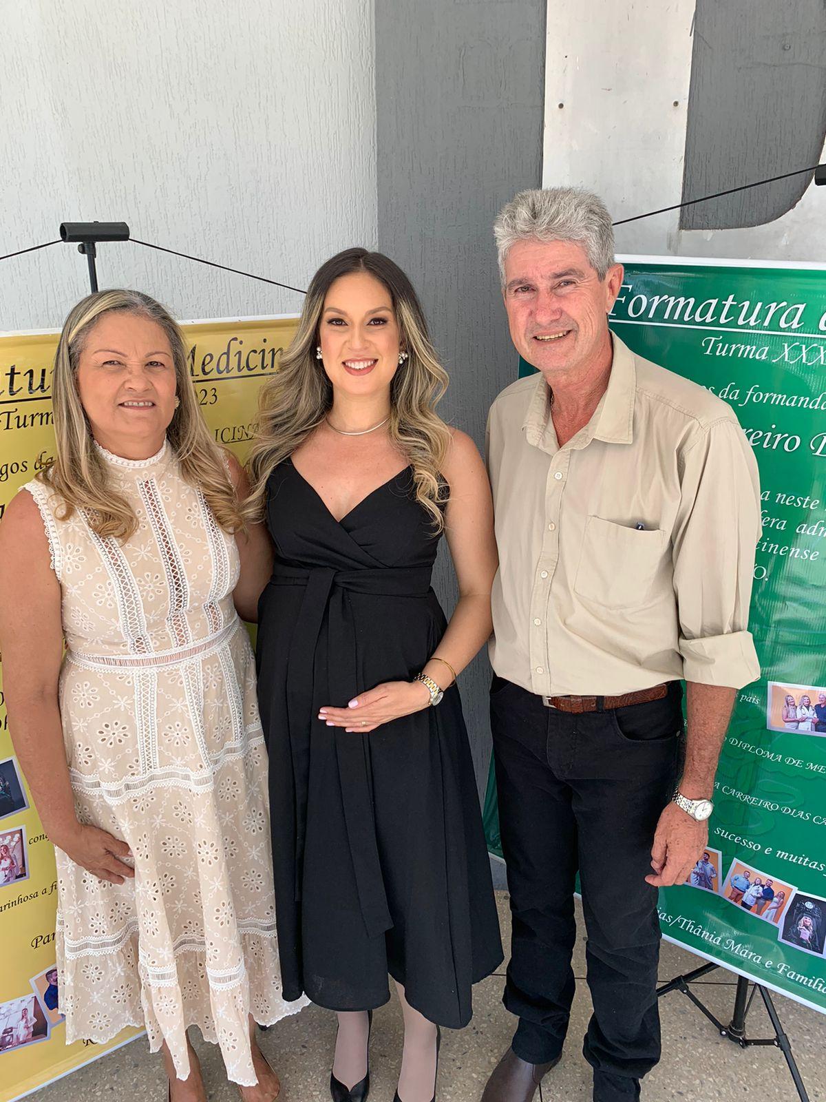 Família celebra com Rafaela Dias sua colação de grau em medicina