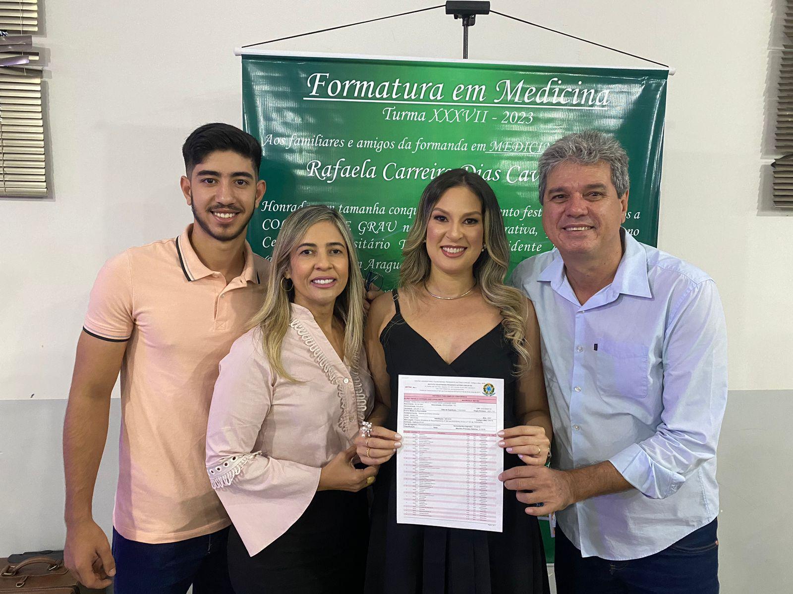 Família celebra com Rafaela Dias sua colação de grau em medicina