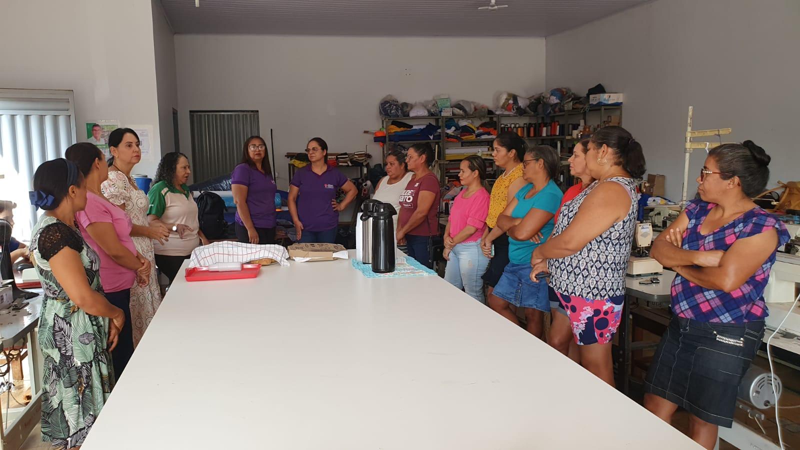 Secretaria da Mulher e Prefeitura de Ananás lançam cursos de Corte e Costura e Olericultura em Ananás