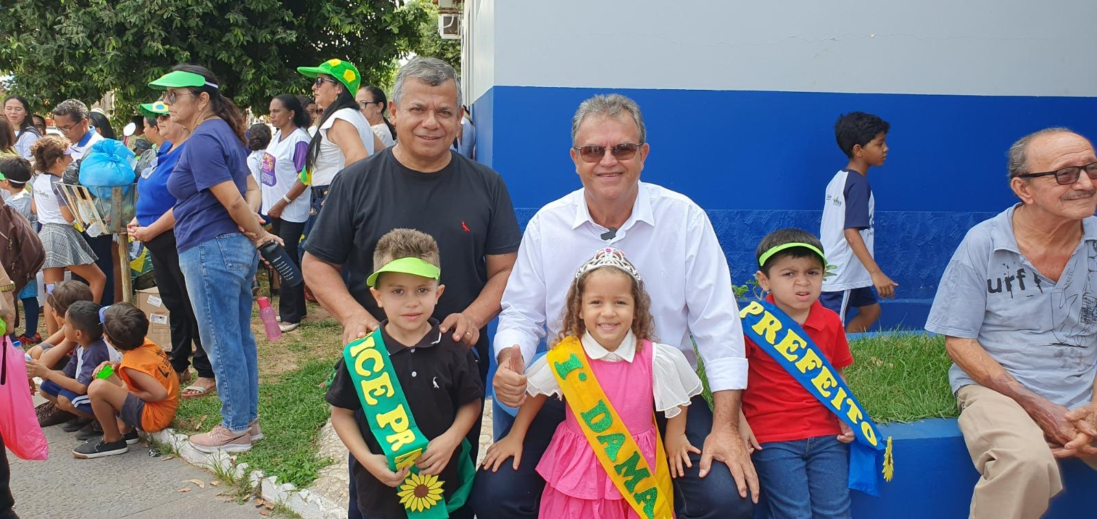 Prefeito Valdemar Nepomoceno prestigia desfile cívico em alusão ao Dia da Independência em Ananás 