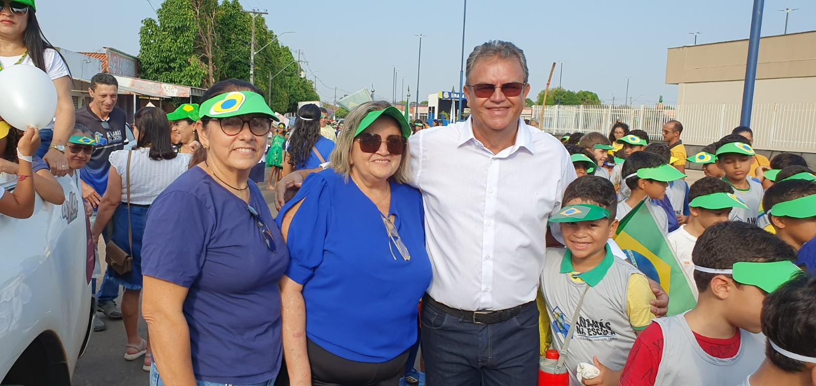 Prefeito Valdemar Nepomoceno prestigia desfile cívico em alusão ao Dia da Independência em Ananás 