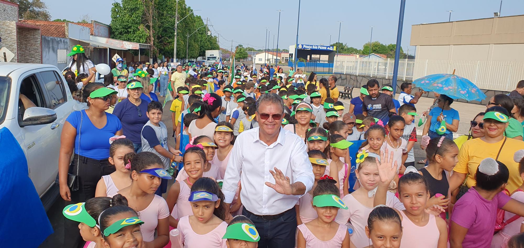 Prefeito Valdemar Nepomoceno prestigia desfile cívico em alusão ao Dia da Independência em Ananás 