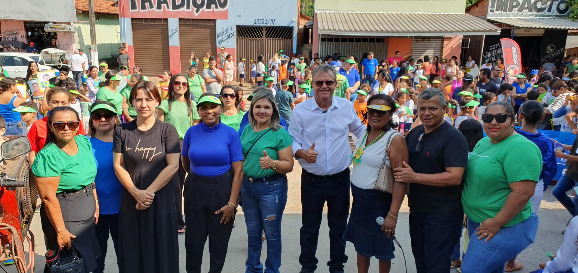 Prefeito Valdemar Nepomoceno prestigia desfile cívico em alusão ao Dia da Independência em Ananás 