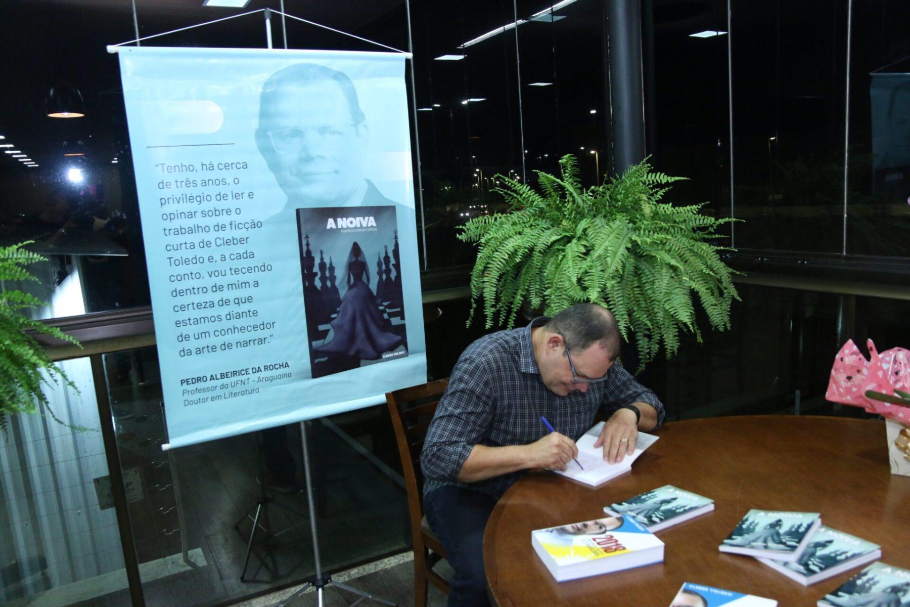 Academia de Letras de Araguaína prestigia lançamento de livro de contos escrito pelo jornalista Cleber Toledo 