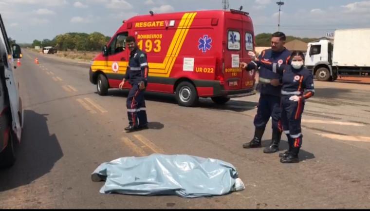 Motociclista morre após ser atingido por carreta ao tentar atravessar a BR-153 no trevo do Daiara