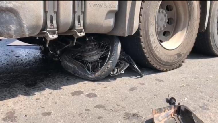 Motociclista morre após ser atingido por carreta ao tentar atravessar a BR-153 no trevo do Daiara
