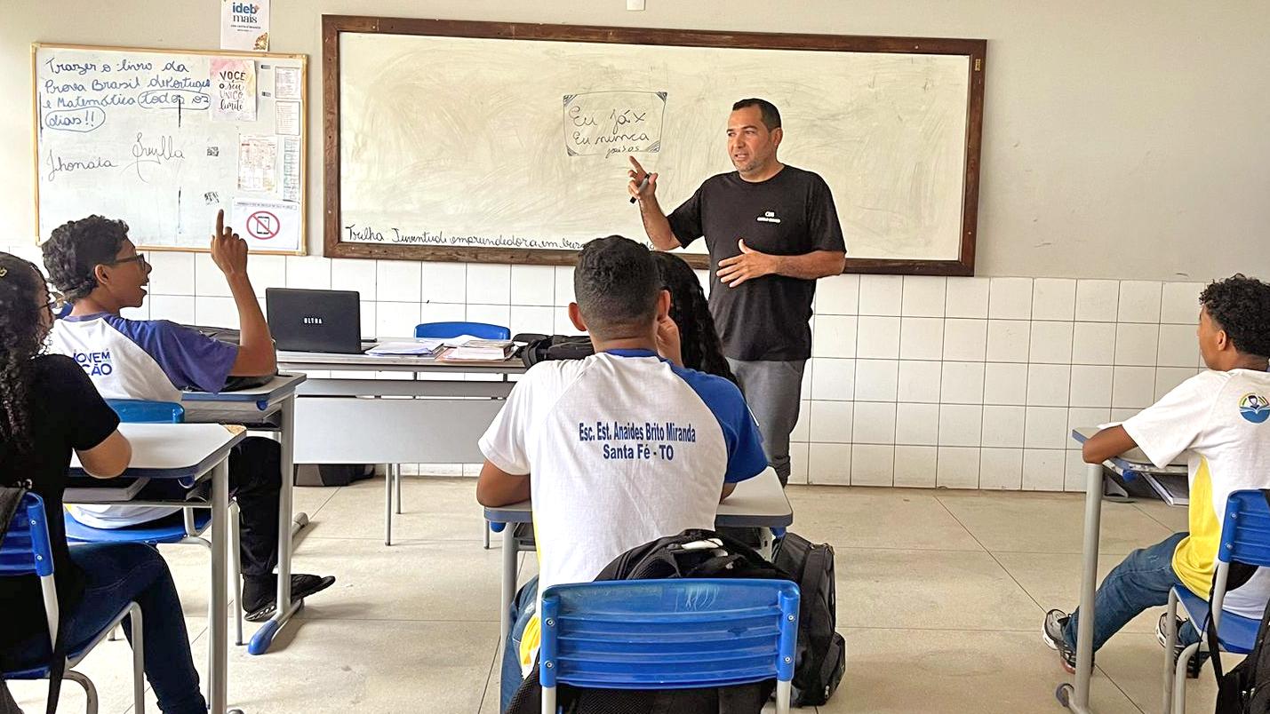 Ex-aluno da rede estadual se torna professor da escola onde estudou e inspira estudantes a trilharem caminhos de sucesso por meio da Educação
