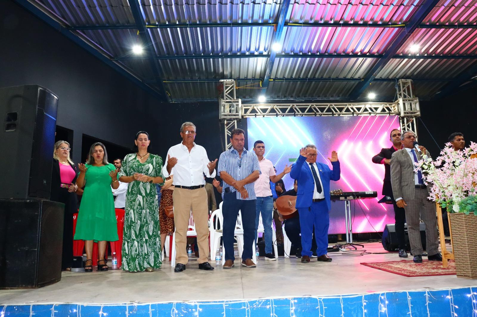 Deputado Fabion Gomes, ao lado de autoridades e dirigentes cristãos, celebra o Dia do Evangélico em Ananás