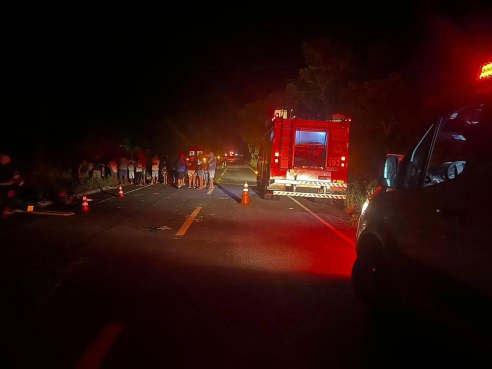 Motorista morre após carro sair da pista e bater em árvore
