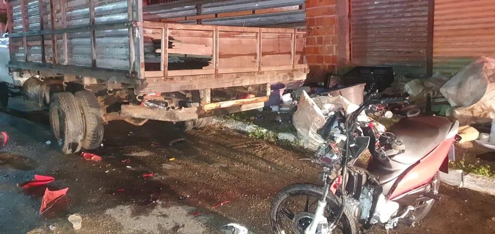 Jovem morre após bater na traseira de caminhão parado em avenida