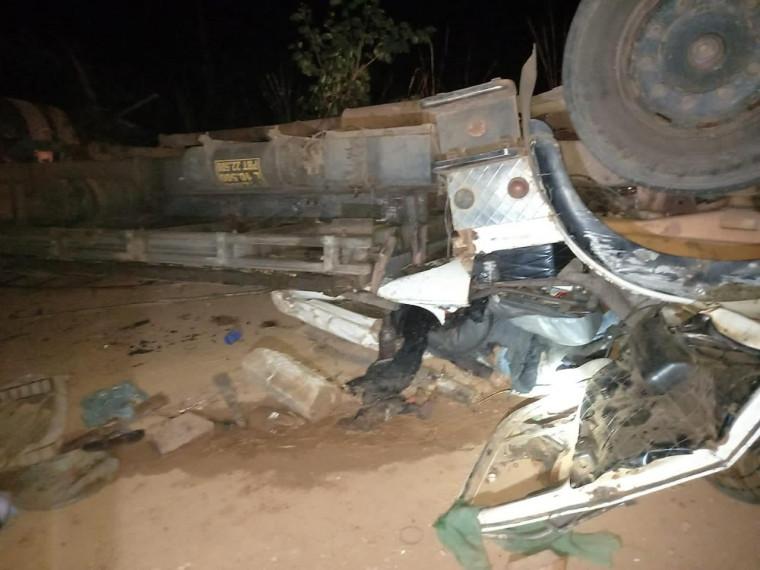 ACaminhão carregado de bois capota em curva perigosa e fica totalmente destruído em Wanderlândia ACaminhão carregado de bois capota em curva perigosa e fica totalmente destruído em Wanderlândia