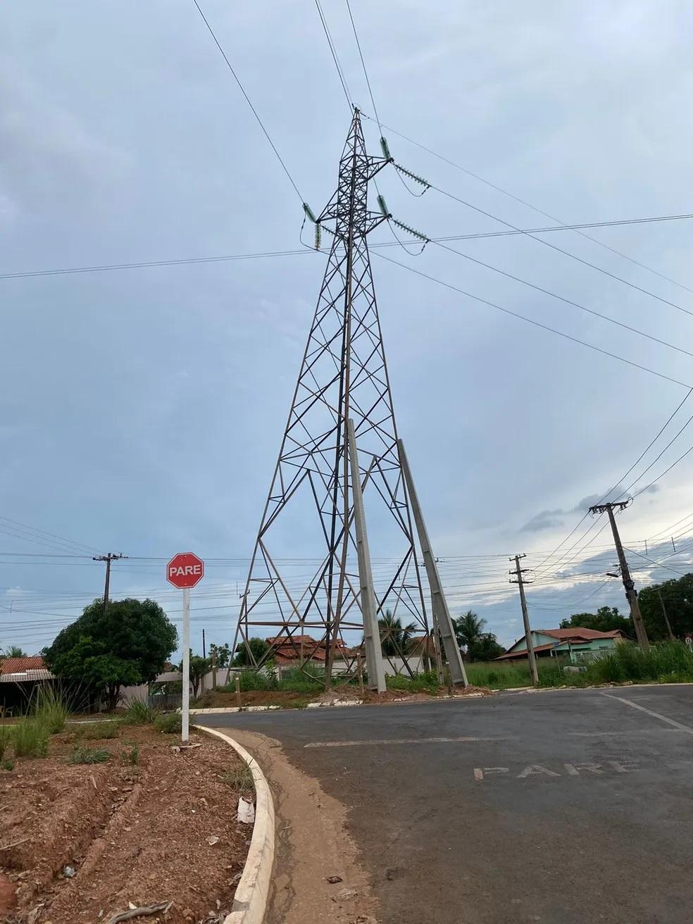 Torre de alta tensão da Energisa está escorada com postes e MPE diz que há risco de cair sobre casas