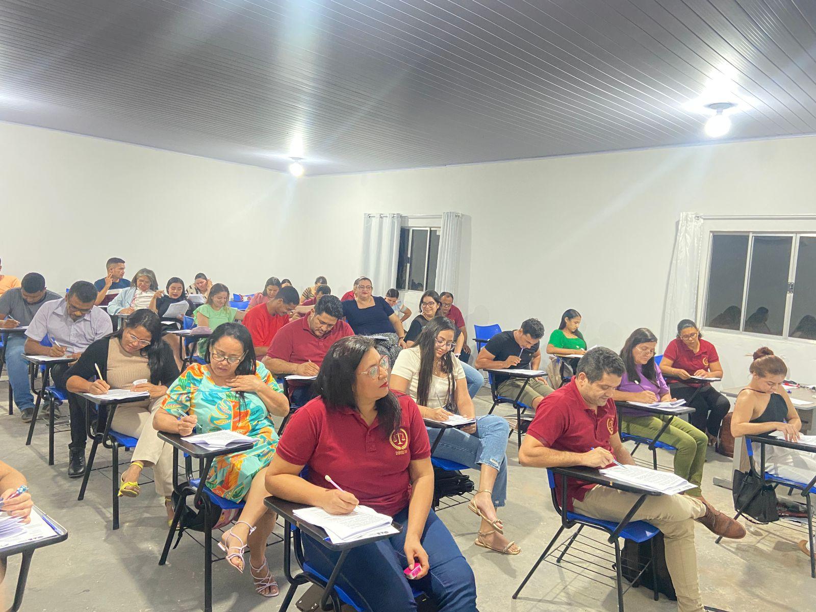 Acadêmicos de Direito da FABIC em Ananás fazem prova que simula o exame da OAB 
