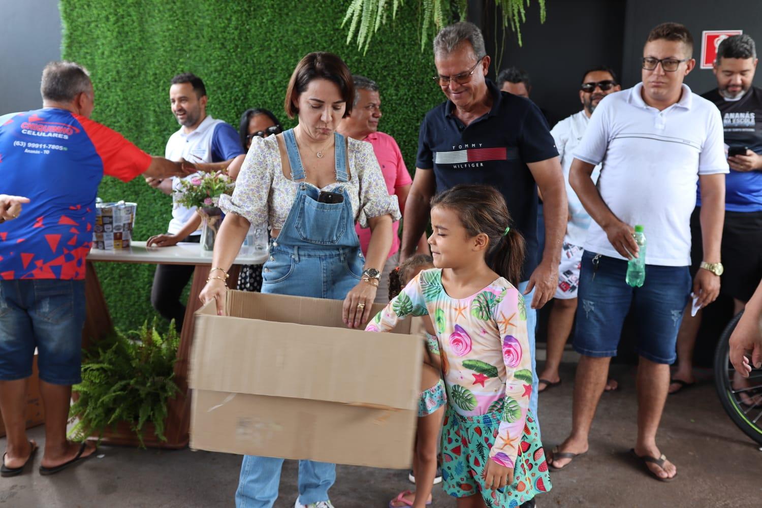 Servidores Municipais participam da maior festa de confraternização da história e são brindados com sorteio de prêmios e dinheiro em Ananás

 