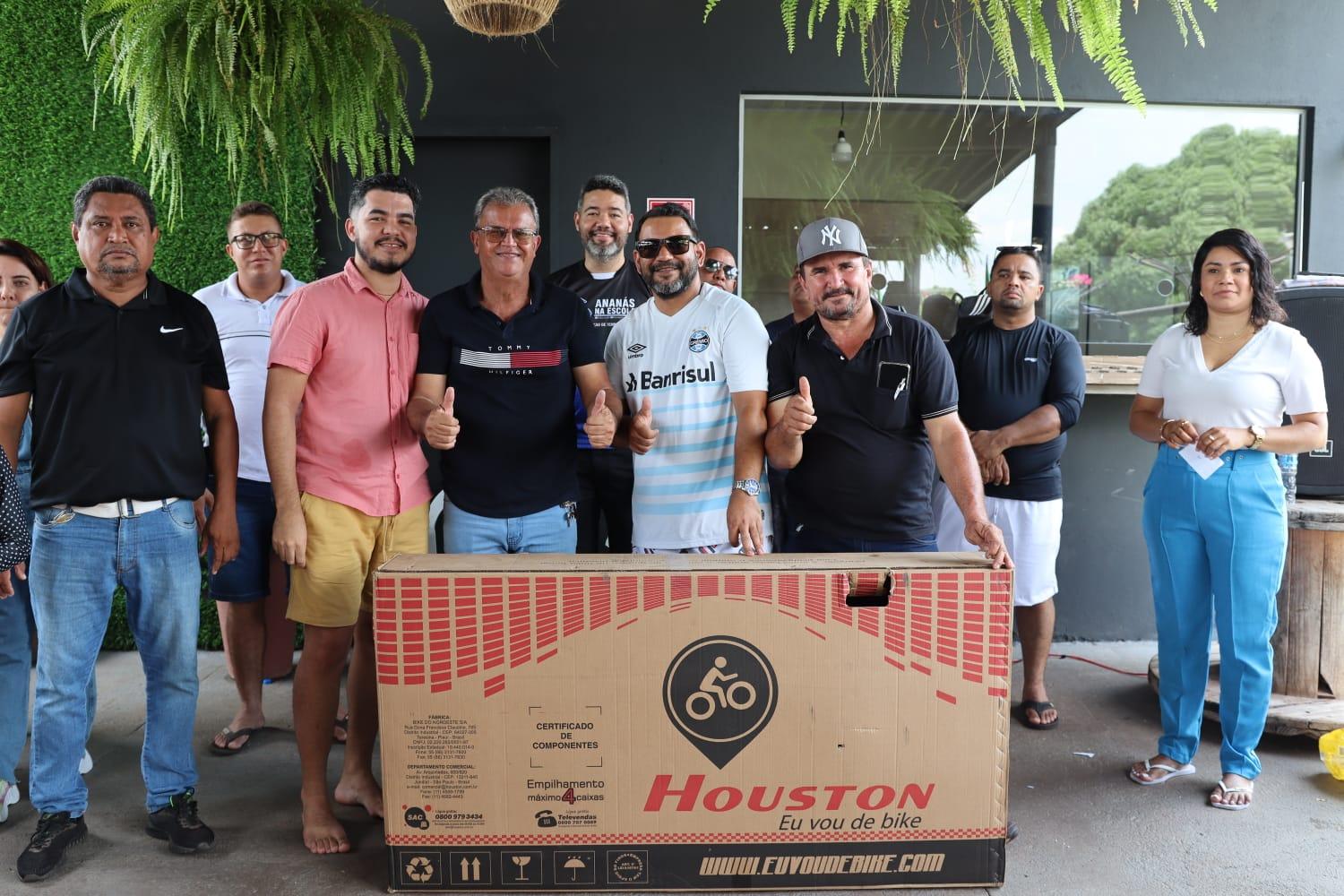 Servidores Municipais participam da maior festa de confraternização da história e são brindados com sorteio de prêmios e dinheiro em Ananás

 