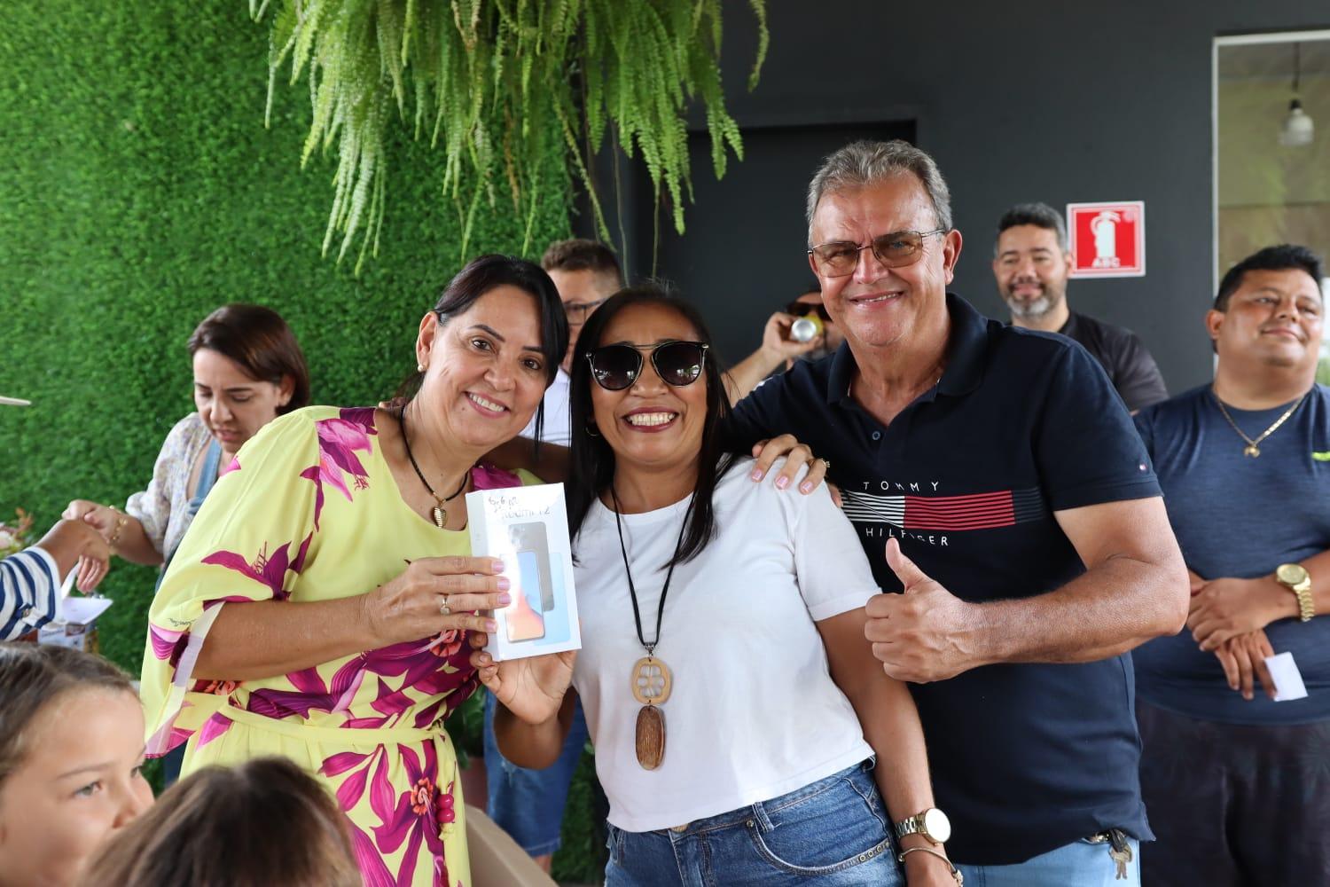 Servidores Municipais participam da maior festa de confraternização da história e são brindados com sorteio de prêmios e dinheiro em Ananás

 