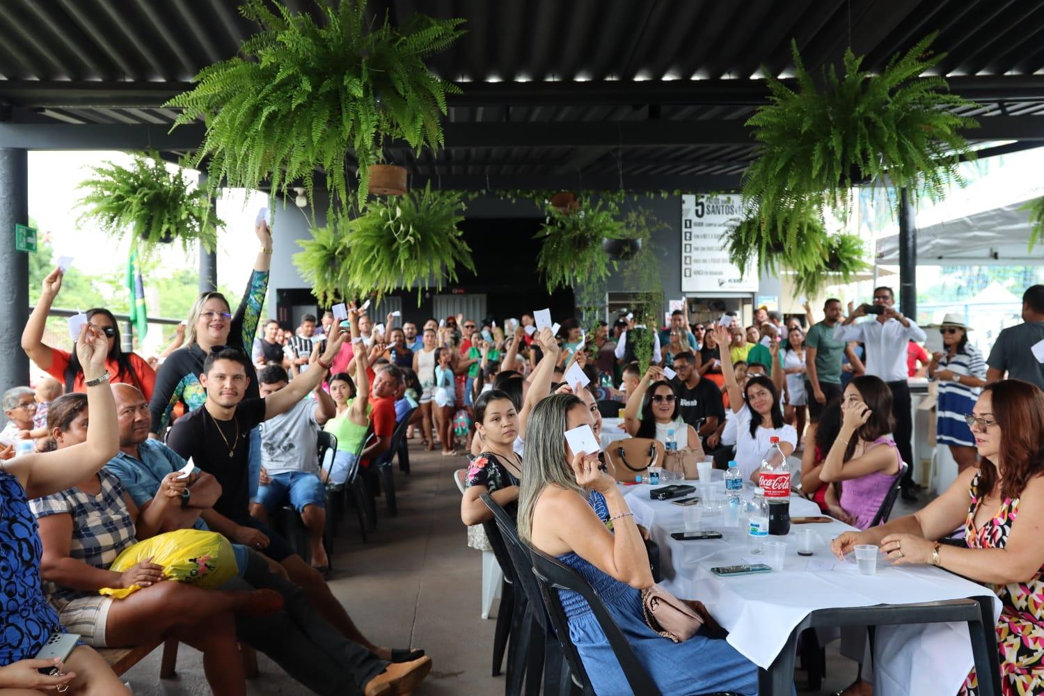 Servidores Municipais participam da maior festa de confraternização da história e são brindados com sorteio de prêmios e dinheiro em Ananás

 