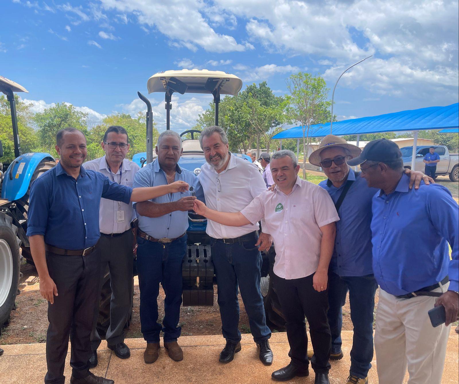 Tratores agrícolas destinados por Célio Moura são entregues para Associações e Entidades Sociais do Tocantins 