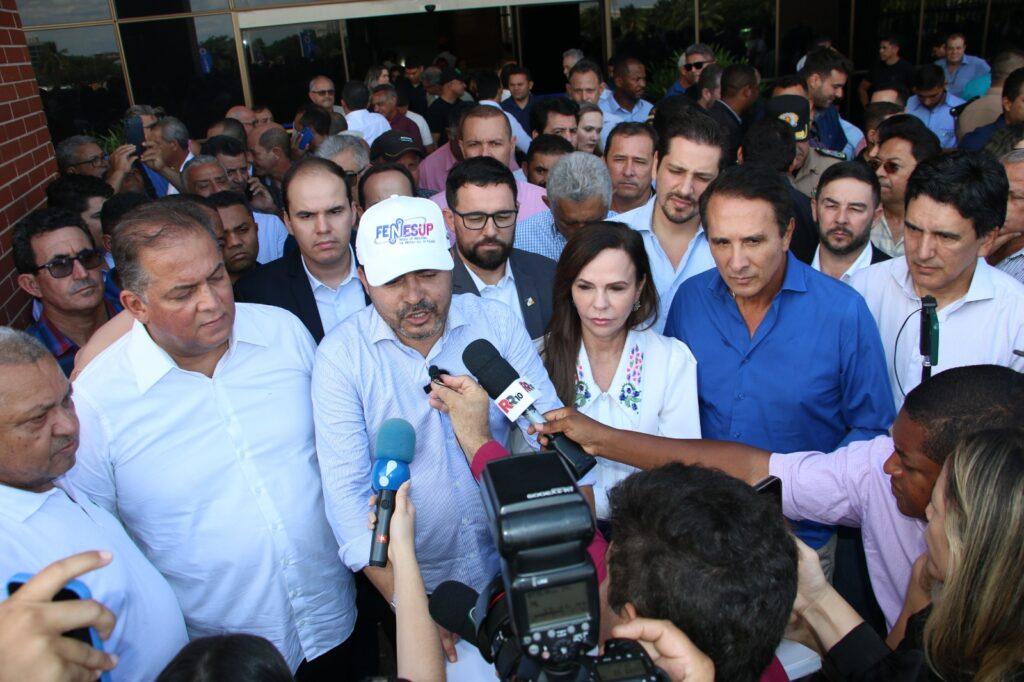 Deputado Federal Carlos Gaguim ao Lado do Governador Wanderlei Barbosa Fortalece Parcerias em Evento no Palácio Araguaia