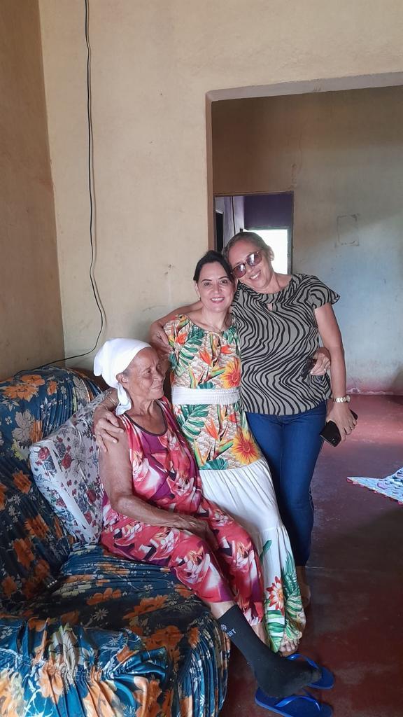 Primeira-dama Glória Nepomuceno emociona comunidade de Ananás com doações de cestas básicas e camas Box