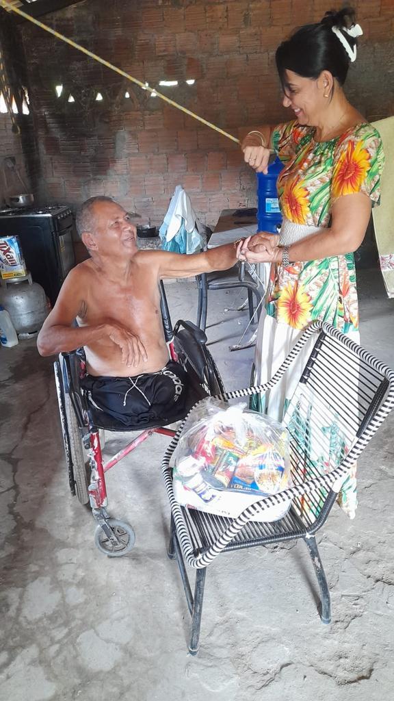 Primeira-dama Glória Nepomuceno emociona comunidade de Ananás com doações de cestas básicas e camas Box