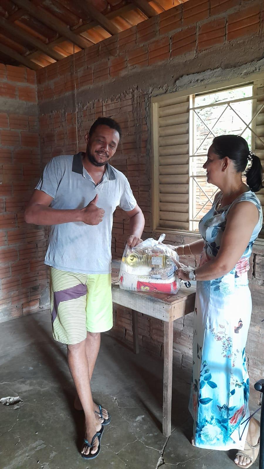 Primeira-dama Glória Nepomuceno emociona comunidade de Ananás com doações de cestas básicas e camas Box